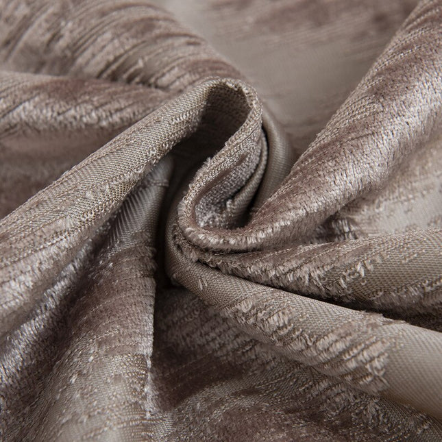 Teksturoitu harmaanruskea pimennysverho makuuhuoneeseen