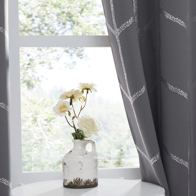 Pimennysverho hopeisella geometrisella kuviolla