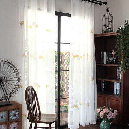 Lastenhuoneen valoverho sateenkaarilla