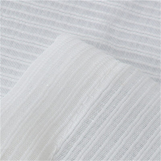 Valkoinen valoverho hillityllä ruutukuviolla