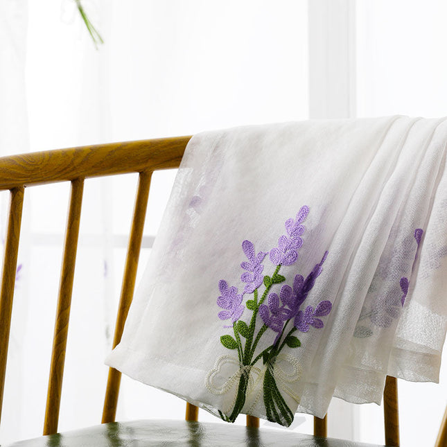 Kirjailtu valkoverho laventelikuviolla keittiöön