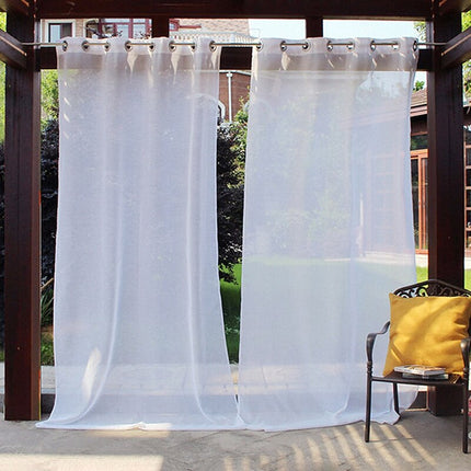 Kevyt valkoinen ulkoverho pergolaan