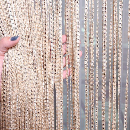 Kimaltava raidallinen valkoinen valkoverho