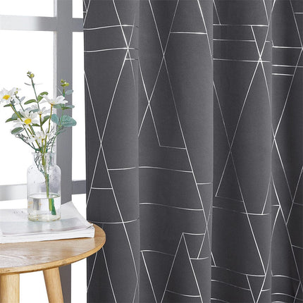 Harmaa pimennysverho geometrisellä hopeakuviolla