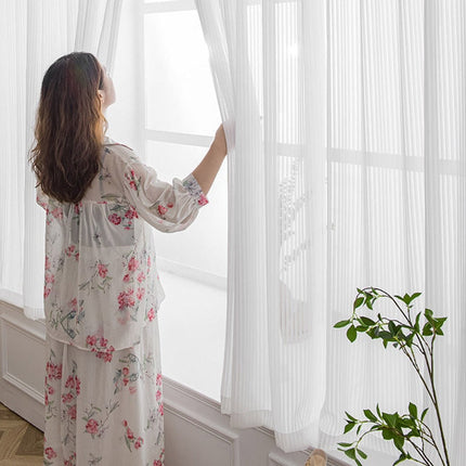 Tarranauhalla kiinnitettävä valkoinen valoverho