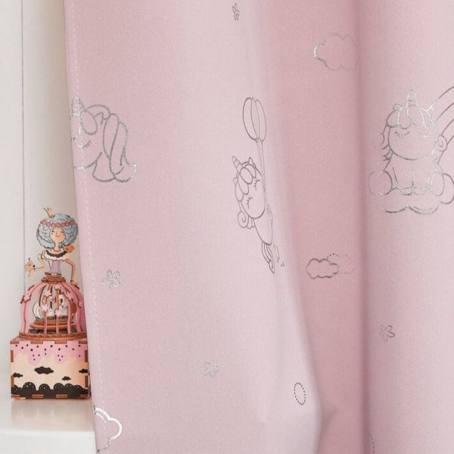 Vaaleanpunainen yksisarvisverho lastenhuoneeseen