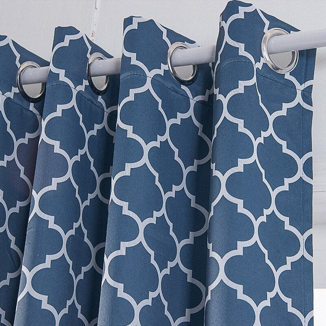 Sinivalkoinen verho marokkolaisella kuviolla