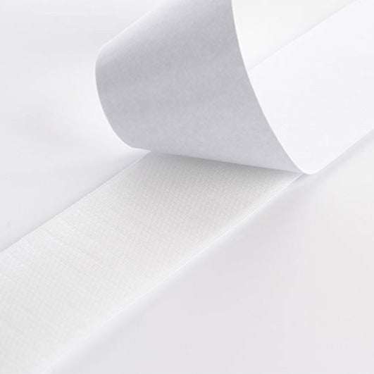 Tarranauhalla kiinnitettävä valkoinen valoverho