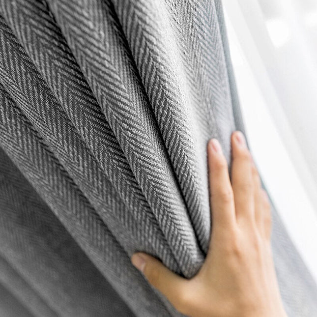 Tummanharmaa pimennysverho kalanruotokuviolla