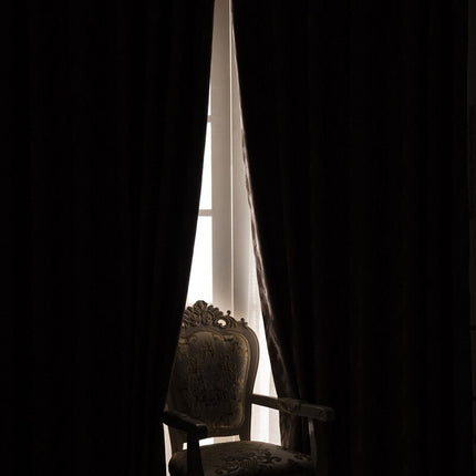 Teksturoitu harmaanruskea pimennysverho makuuhuoneeseen