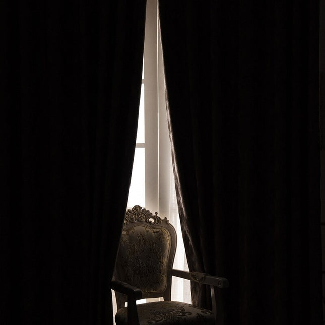 Teksturoitu harmaanruskea pimennysverho makuuhuoneeseen