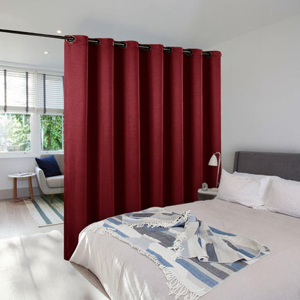 Pimennysverho tilanjakajaksi makuuhuoneeseen