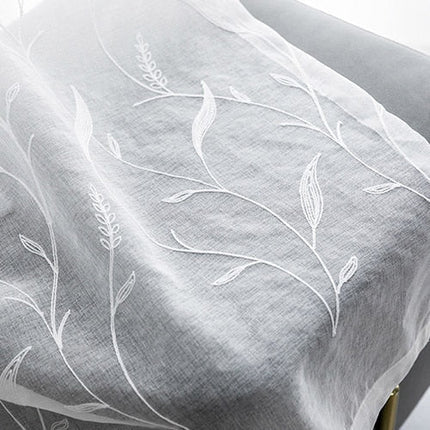 Valoverho kirjaillulla lehtikuviolla