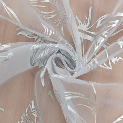 Valoverho elegantilla kultaisella höyhenkuviolla