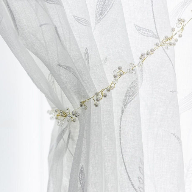 Valoverho kirjaillulla lehtikuviolla