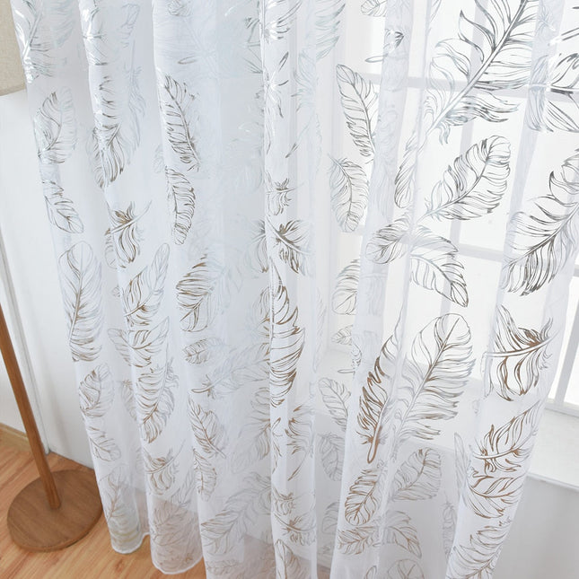 Valoverho elegantilla kultaisella höyhenkuviolla