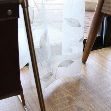 Kirjailtu valoverho hennoilla lehtikuvioilla