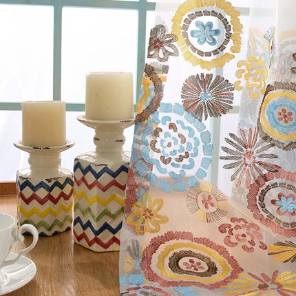 Boheemi valoverho värikkäällä kirjonnalla