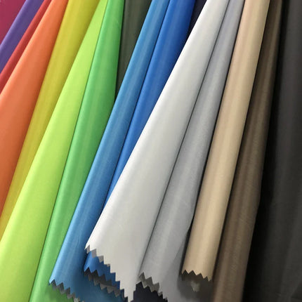 Pimennysverhokangas useissa eri väreissä