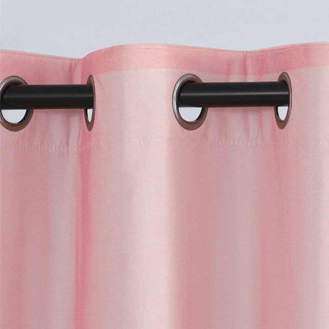 Pimennysverho liukuvärjätyllä ohuella verholla