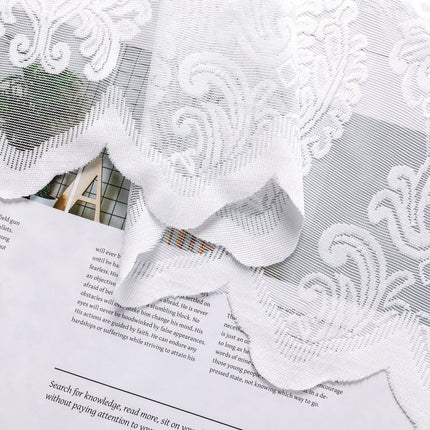 Elegantti valkoinen valoverho damastikuviolla