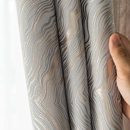 Hopeanvärinen aaltokuvioitu pimennysverho