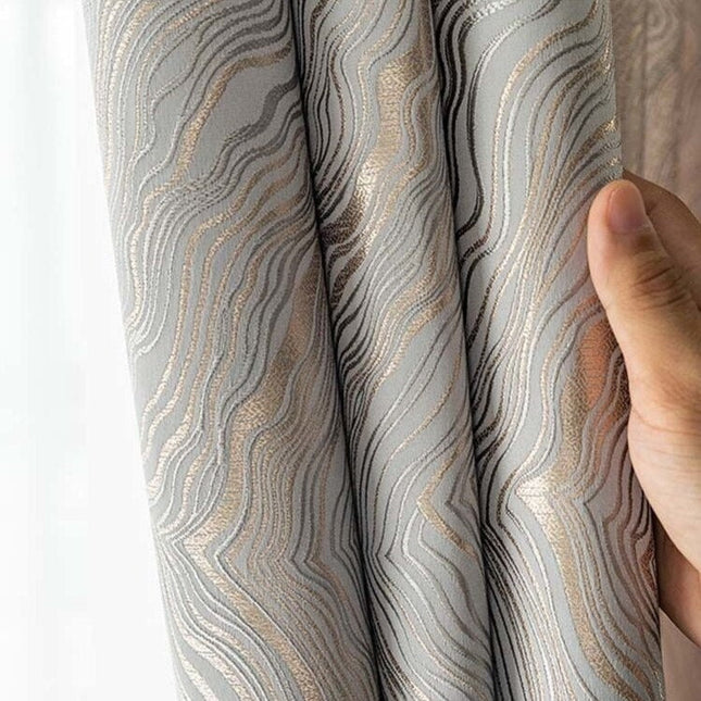 Hopeanvärinen aaltokuvioitu pimennysverho
