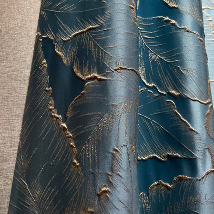 Pimennysverho kohokuvioidulla sulkakuviolla