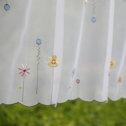 Kirjailtu kahvilaverho keittiön ikkunaan