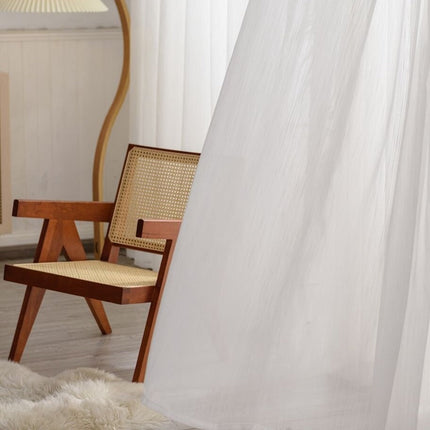 Moderni raidallinen valoverho olohuoneeseen