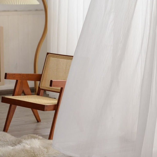 Moderni raidallinen valoverho olohuoneeseen