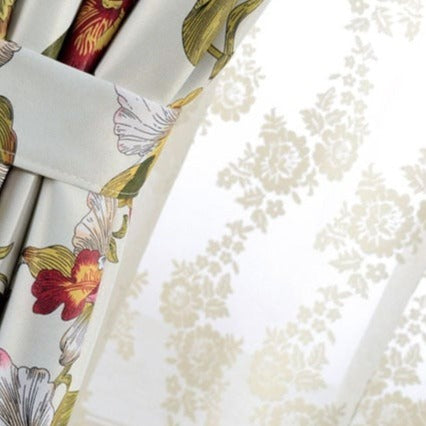 Elegantti valkoverho klassisella kuviolla