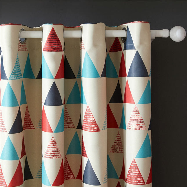 Punainen pimennysverho kolmiokuviolla