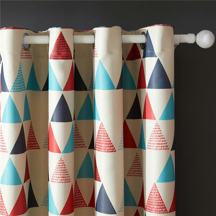 Punainen pimennysverho kolmiokuviolla