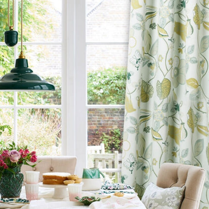 Värikäs kukkakuvioinen verho olohuoneeseen