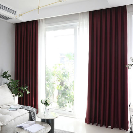 Viininpunainen pimennysverho olohuoneen ikkunaan