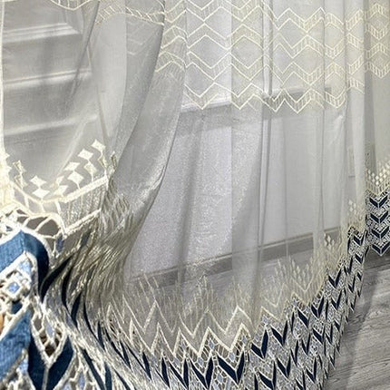 Valoverho kirjaillulla siksak-kuviolla