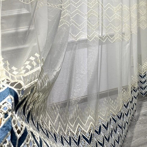 Valoverho kirjaillulla siksak-kuviolla