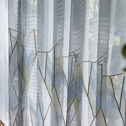 Kirjailtu geometrinen valoverho olohuoneeseen