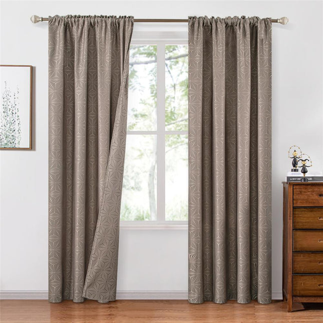 Ruskea pimennysverho geometrisella kuviolla