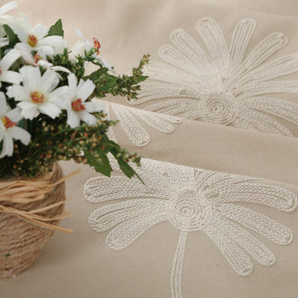 Harmaa verho brodeeratuilla päivänkakkaroilla