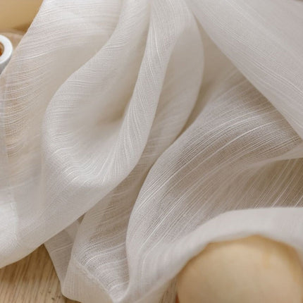 Moderni raidallinen valoverho olohuoneeseen