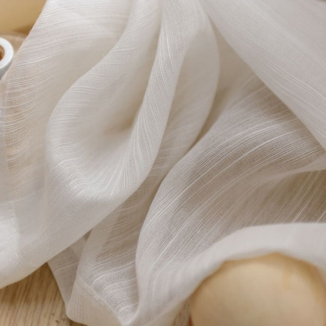 Moderni raidallinen valoverho olohuoneeseen