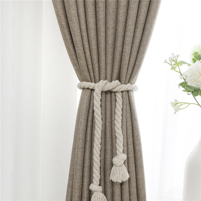 Yksivärinen tummanbeige verho olohuoneeseen