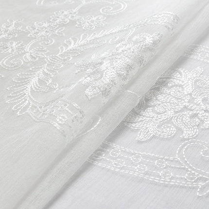 Valkoinen valoverho klassisella kirjailulla