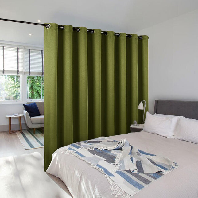 Pimennysverho tilanjakajaksi makuuhuoneeseen