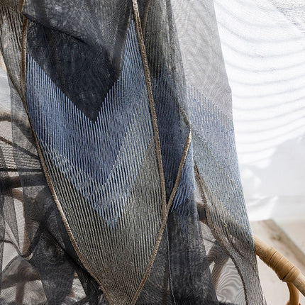 Kirjailtu geometrinen valoverho olohuoneeseen