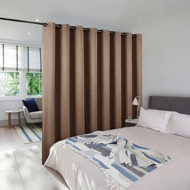Pimennysverho tilanjakajaksi makuuhuoneeseen