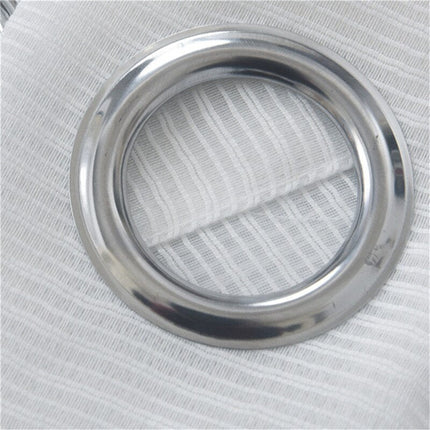 Valkoinen valoverho hillityllä ruutukuviolla