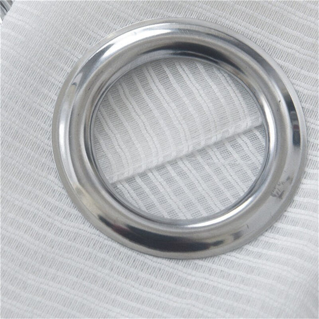 Valkoinen valoverho hillityllä ruutukuviolla